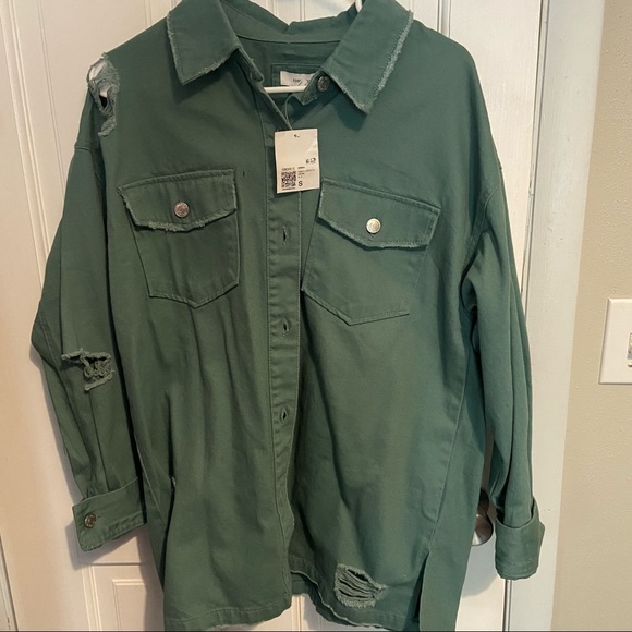 NWT. Green Distressed Shacket. Size Small. - Picture 6 of 12
